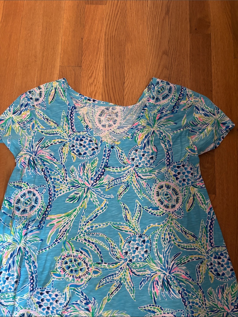 Lilly Pulitzer Large Tropical Print V-Neck Tee in Aqua Blue - Picture 4 of 4